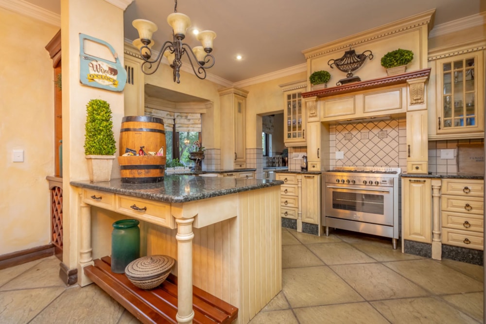 Security estate home for sale in Featherbrooke Estate - 1KR1631759