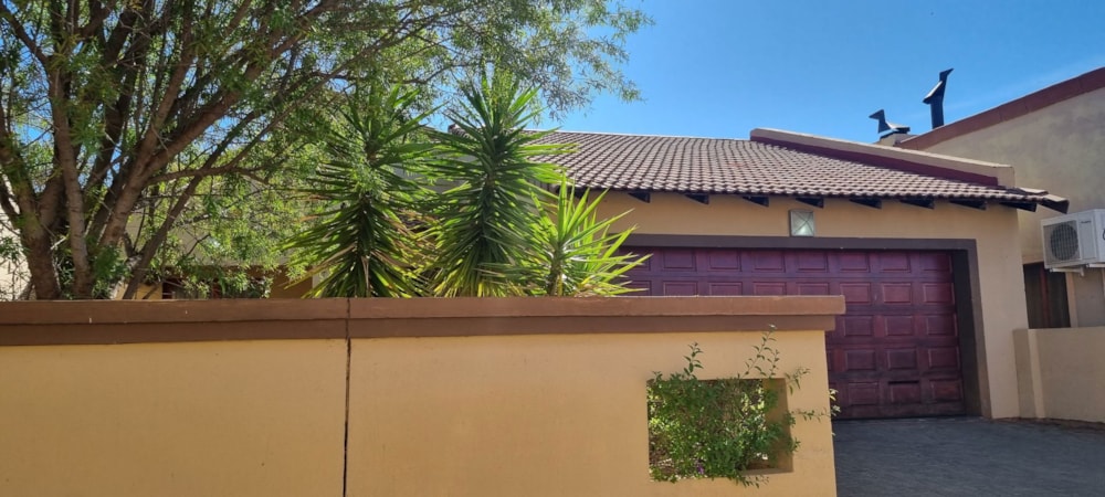 Townhouse for sale in Hillcrest, Kimberley - 1KJ1712124 Townhouse for sale in Hillcrest, Kimberley - 1KJ1712124