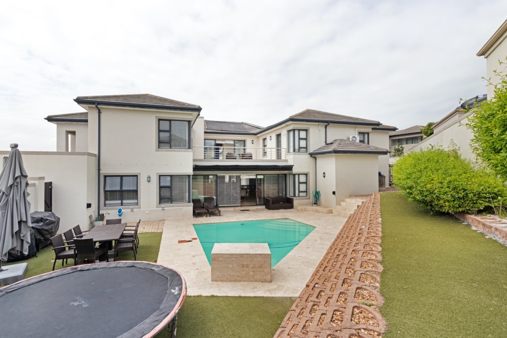 Security estate home let in Big Bay - 1TV1682948