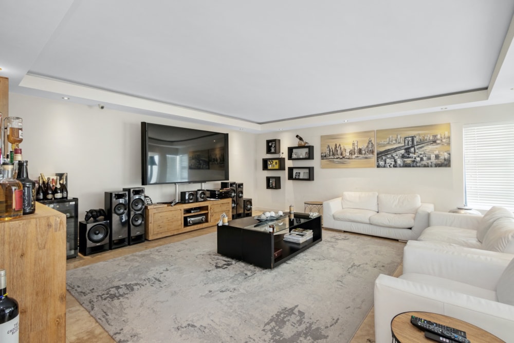 Security estate home let in Big Bay - 1TV1682948