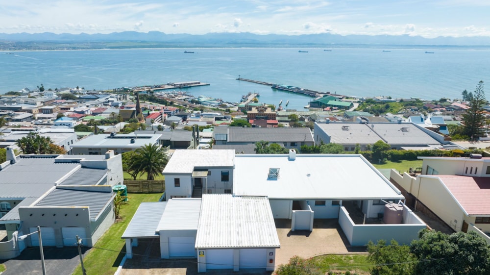 Double-storey house for sale in Mossel Bay Central - 1MB1630498 Double-storey house for sale in Mossel Bay Central - 1MB1630498