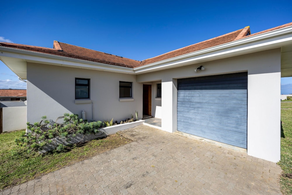 House for sale in Kidds Beach - 1ET1635555