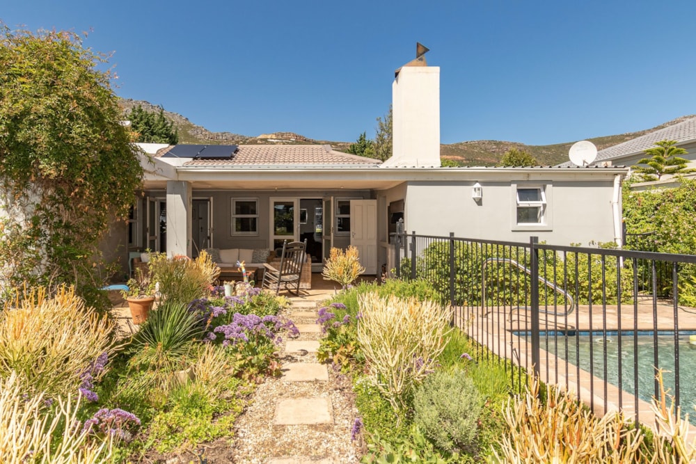 Security estate home for sale in Silvertree Estate - KW1636493