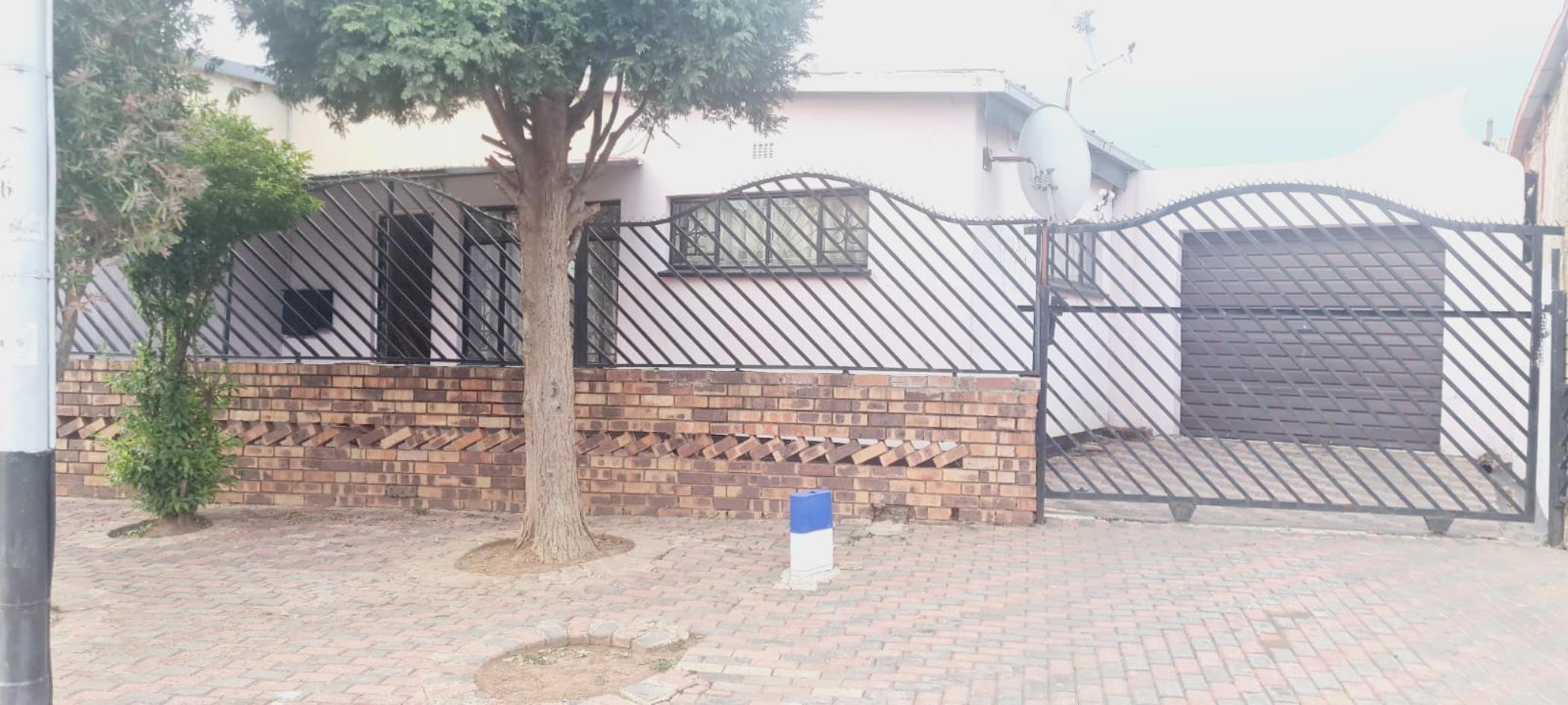 Semi-detached house for sale in Eldorado Park - 1GV1638425