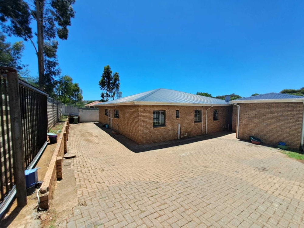 Security complex home for sale in Kokstad - 1UB1643114