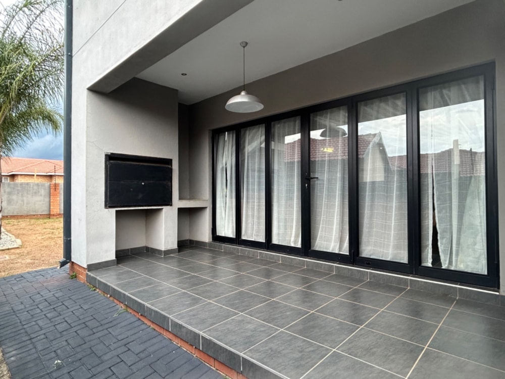 Townhouse for sale in Bendor Park - 1PS1642015 Townhouse for sale in Bendor Park - 1PS1642015