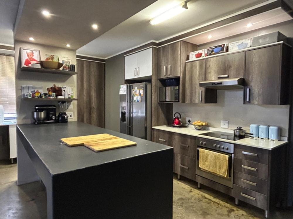 Townhouse for sale in Bendor Park - 1PS1642015 Townhouse for sale in Bendor Park - 1PS1642015