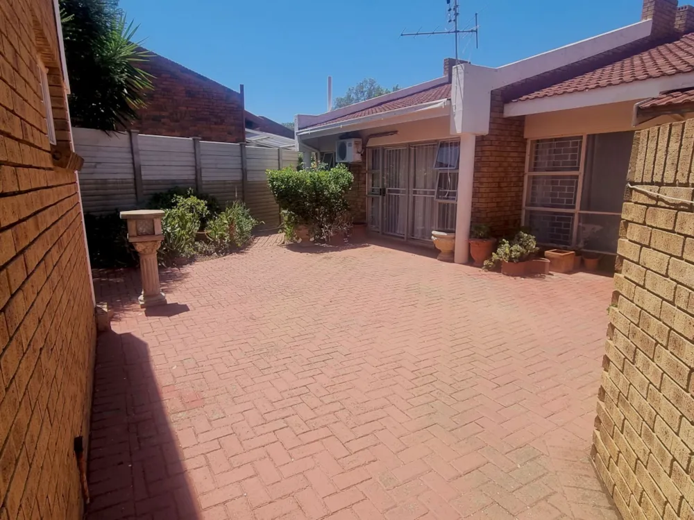 Semi-detached house let in Uitsig, Bloemfontein - 1BX1724558 Semi-detached house let in Uitsig, Bloemfontein - 1BX1724558