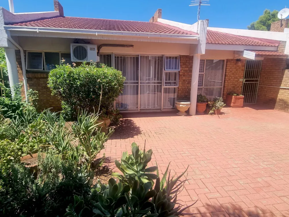 Semi-detached house let in Uitsig, Bloemfontein - 1BX1724558 Semi-detached house let in Uitsig, Bloemfontein - 1BX1724558
