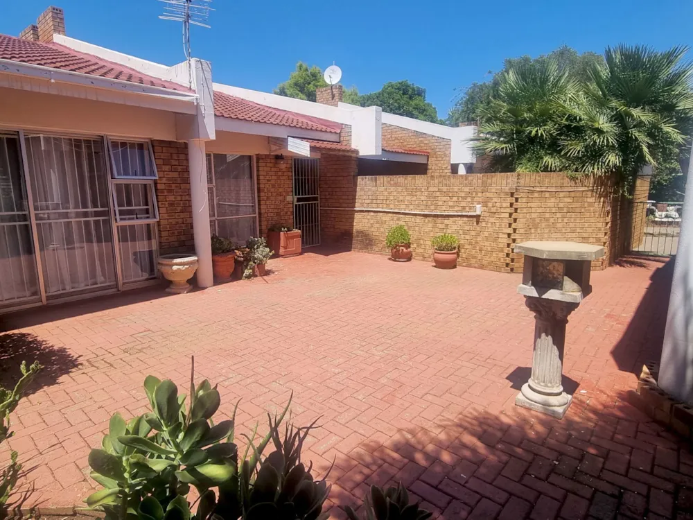 Semi-detached house let in Uitsig, Bloemfontein - 1BX1724558 Semi-detached house let in Uitsig, Bloemfontein - 1BX1724558