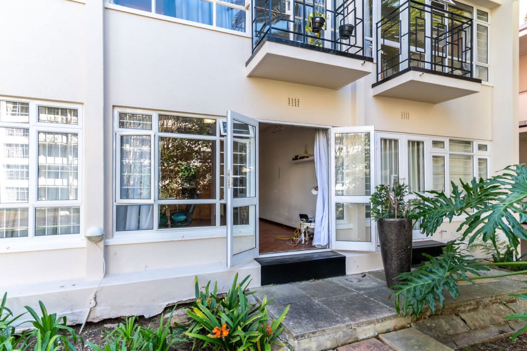 Bachelor apartment let in Rondebosch - RBL1702222