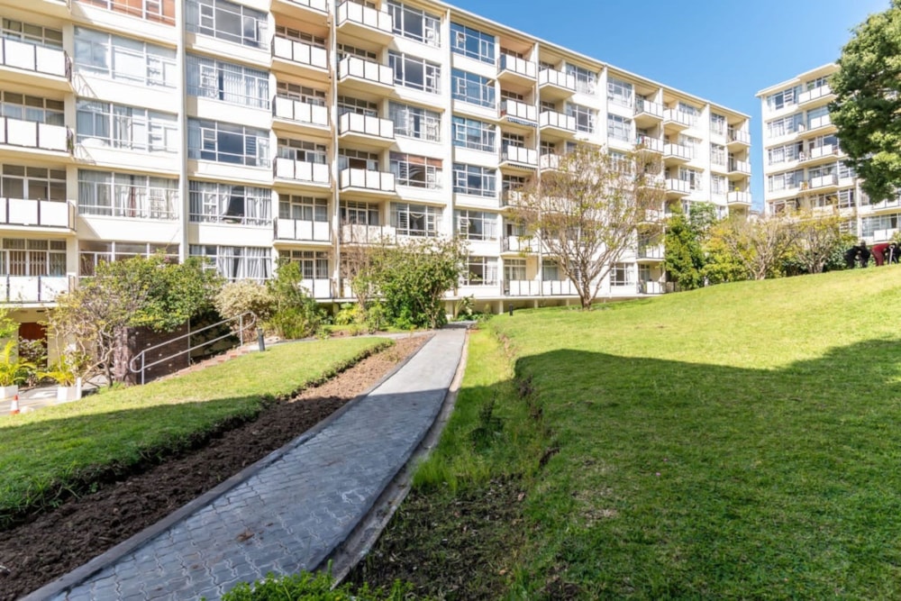 Bachelor apartment let in Rondebosch - RBL1702222