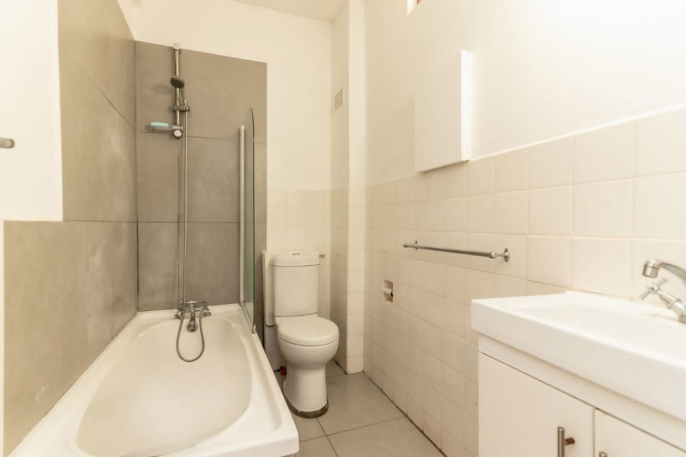Bachelor apartment let in Rondebosch - RBL1702222