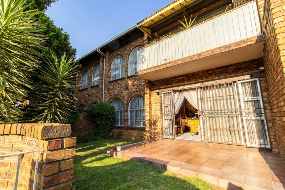 Townhouse for sale in New Redruth - 1AB1642401