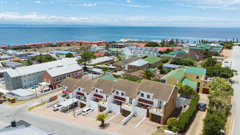 Double-storey cluster for sale in Mossel Bay Central - 1MB1728651