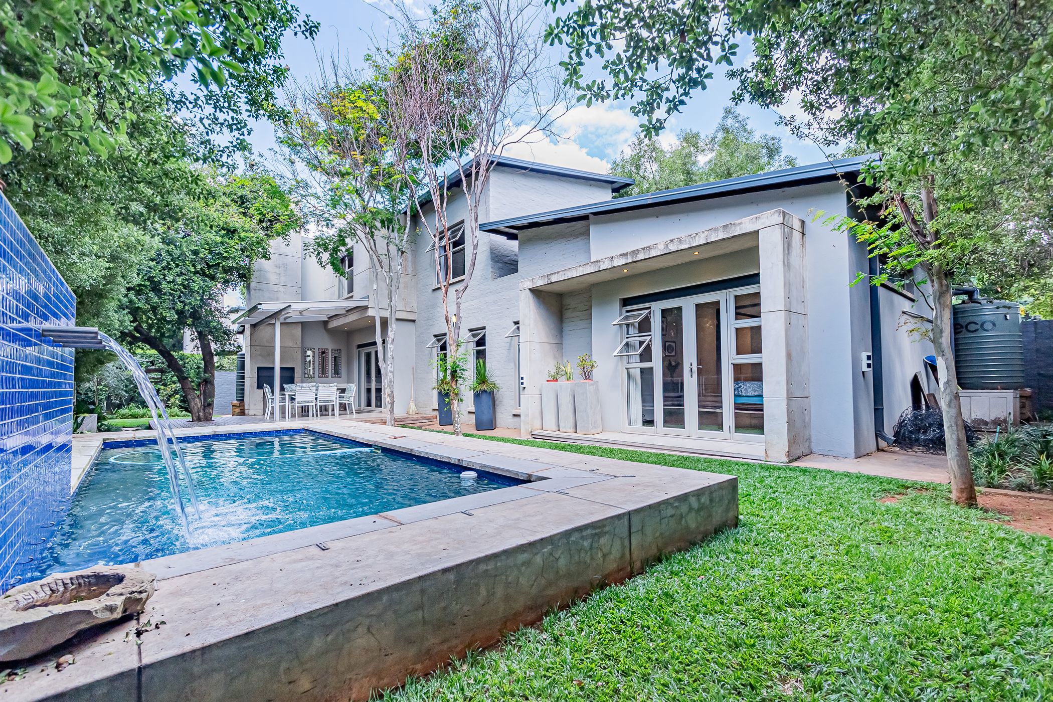 Double-storey house for sale in Menlo Park - PT1740284