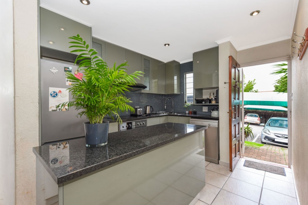 Townhouse sold in Douglasdale - FW1683422 Townhouse sold in Douglasdale - FW1683422