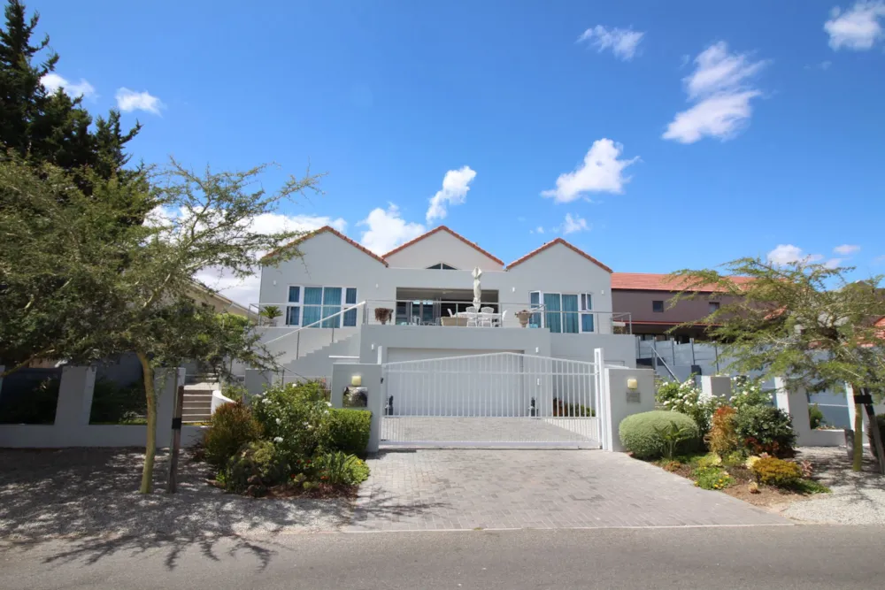 Double-storey house for sale in Port Owen - LA1647380 Double-storey house for sale in Port Owen - LA1647380
