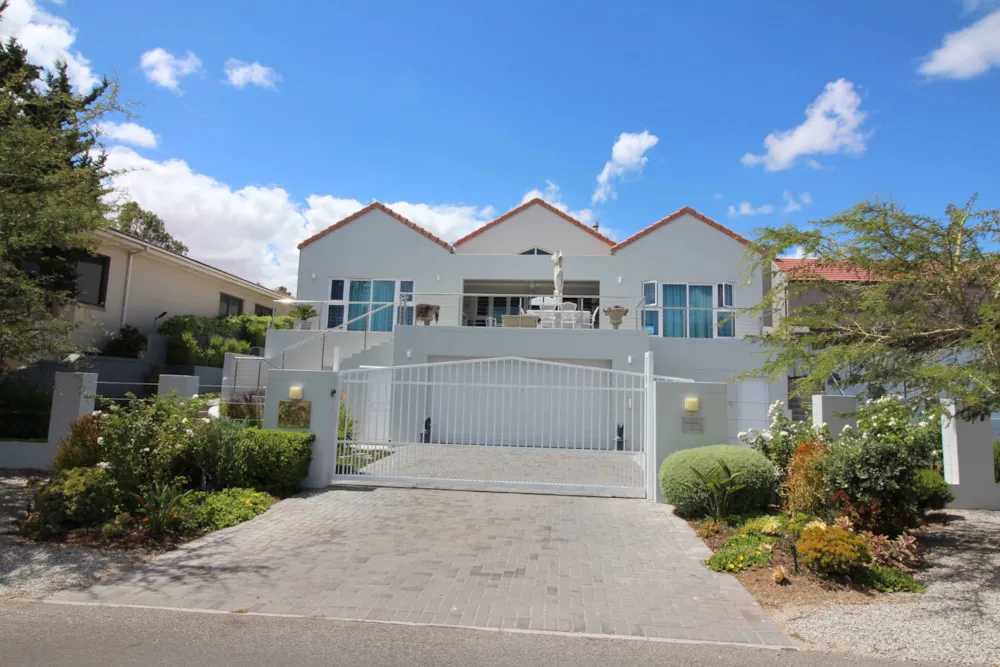 Double-storey house for sale in Port Owen - LA1647380 Double-storey house for sale in Port Owen - LA1647380