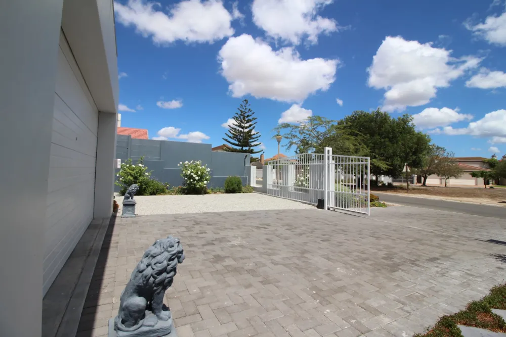 Double-storey house for sale in Port Owen - LA1647380 Double-storey house for sale in Port Owen - LA1647380
