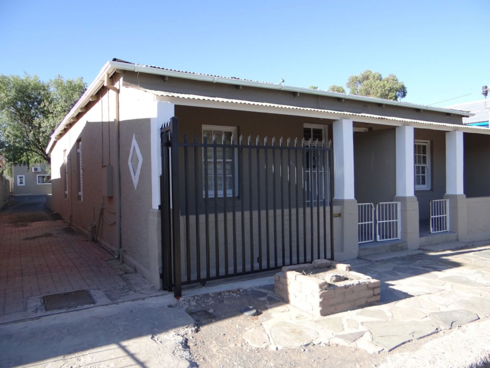 Cluster sold in Beaufort West - 1KK1648753 Cluster sold in Beaufort West - 1KK1648753