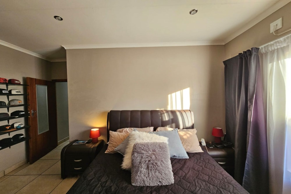 Security complex home for sale in Kathu - 1RN1650248 Security complex home for sale in Kathu - 1RN1650248