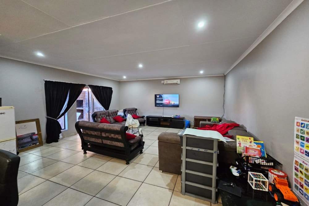 Security complex home for sale in Kathu - 1RN1650248 Security complex home for sale in Kathu - 1RN1650248