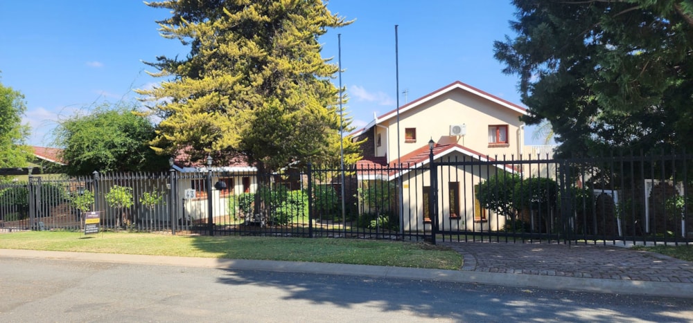 Double-storey house for sale in Cradock - 1KK1650974 Double-storey house for sale in Cradock - 1KK1650974