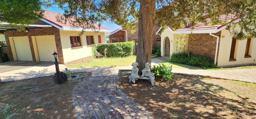 Double-storey house for sale in Cradock - 1KK1650974 Double-storey house for sale in Cradock - 1KK1650974