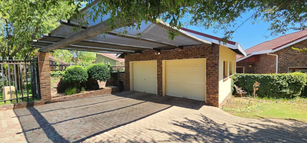 Double-storey house for sale in Cradock - 1KK1650974 Double-storey house for sale in Cradock - 1KK1650974