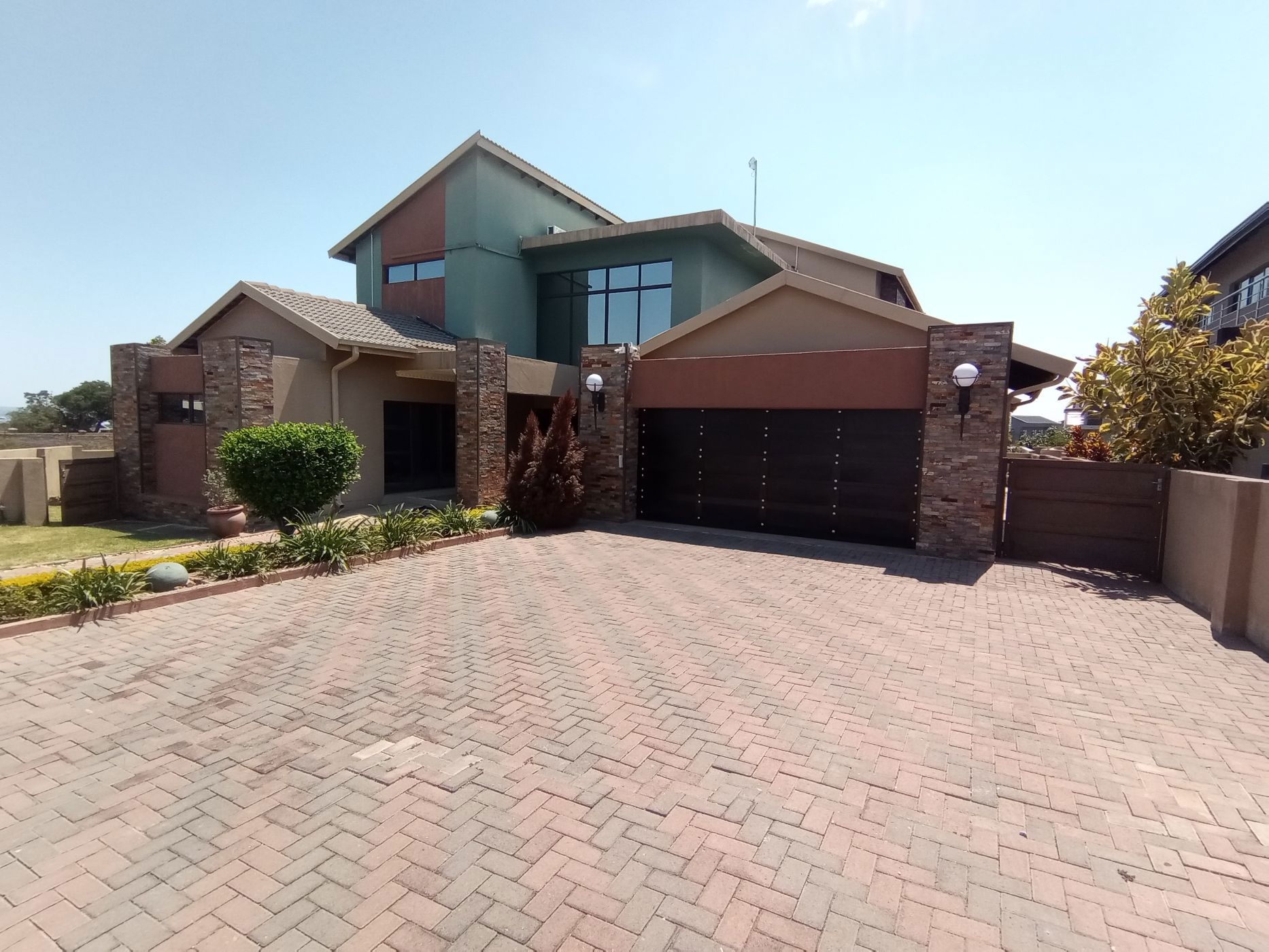 Double-storey house for sale in Bendor - 1PS1651175