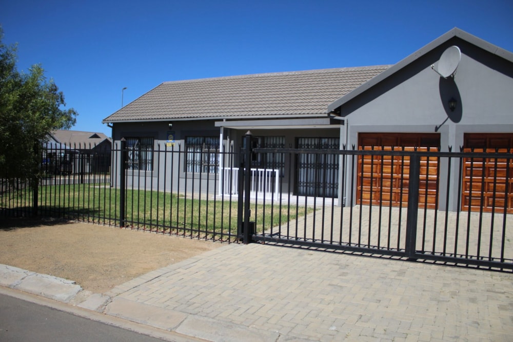 House for sale in Bloemspruit - 1BX1651519