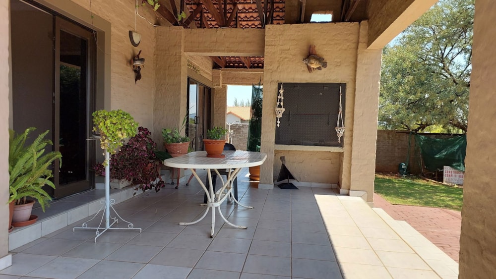 Security estate home for sale in La Camargue - 1HR1702343