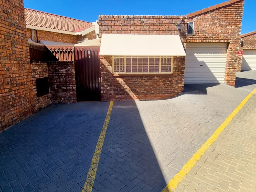 Townhouse for sale in Uitsig, Bloemfontein - 1BX1756088 Townhouse for sale in Uitsig, Bloemfontein - 1BX1756088