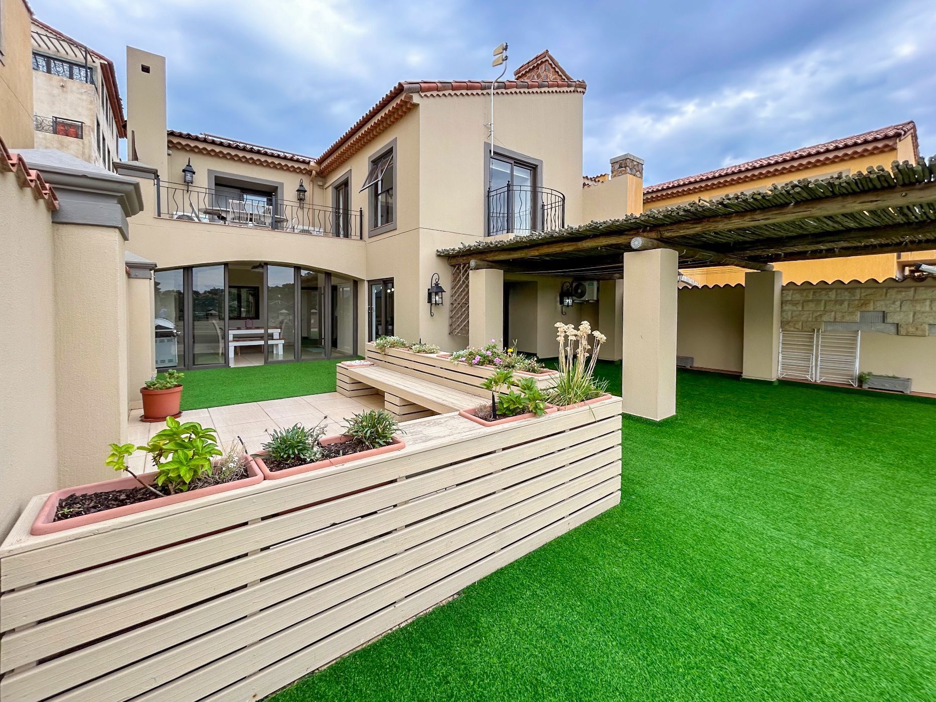 Security estate home sold in Estate D Afrique - 1HR1653583