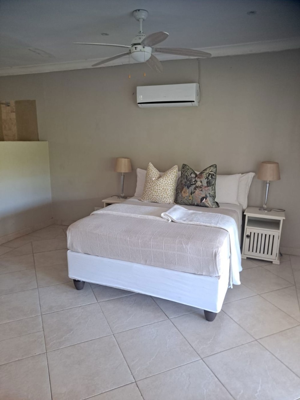 House for sale in Kariba, Zimbabwe - 3ZB1654319