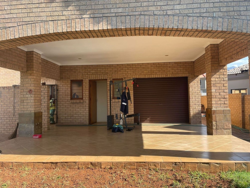 Double-storey house for sale in Burgersfort - 1LY1656176 Double-storey house for sale in Burgersfort - 1LY1656176