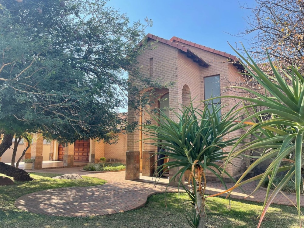 Double-storey house for sale in Burgersfort - 1LY1656176 Double-storey house for sale in Burgersfort - 1LY1656176