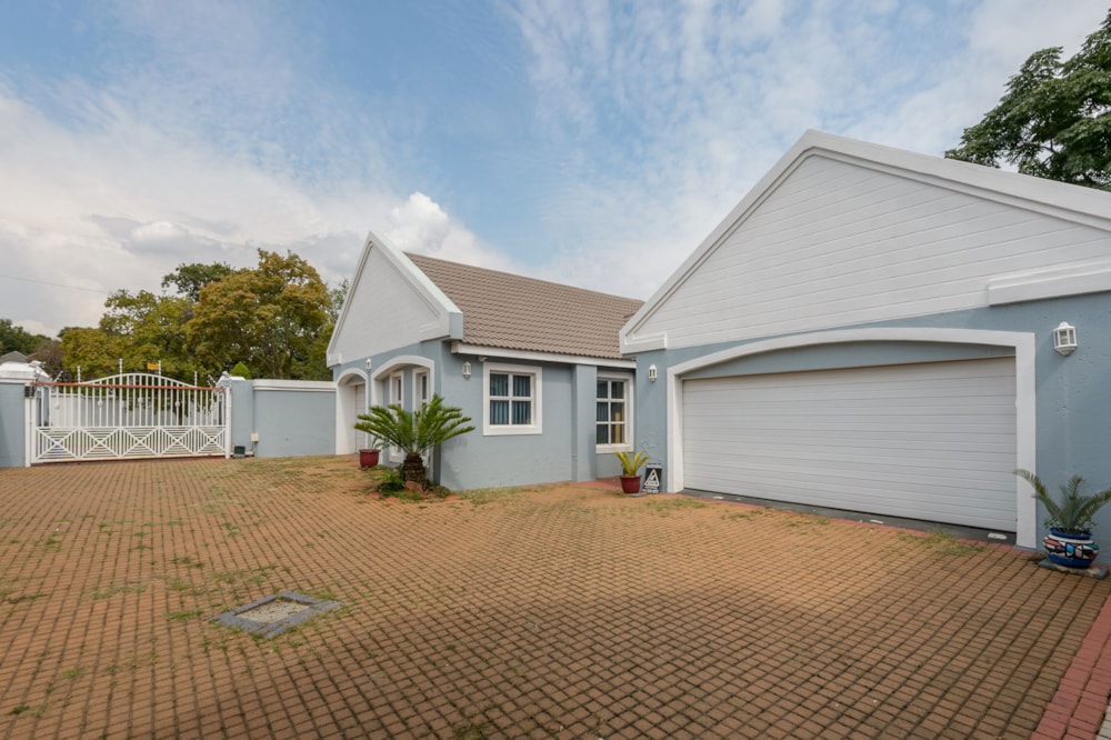 Security complex home for sale in Northcliff, Johannesburg - RAN1653440 Security complex home for sale in Northcliff, Johannesburg - RAN1653440