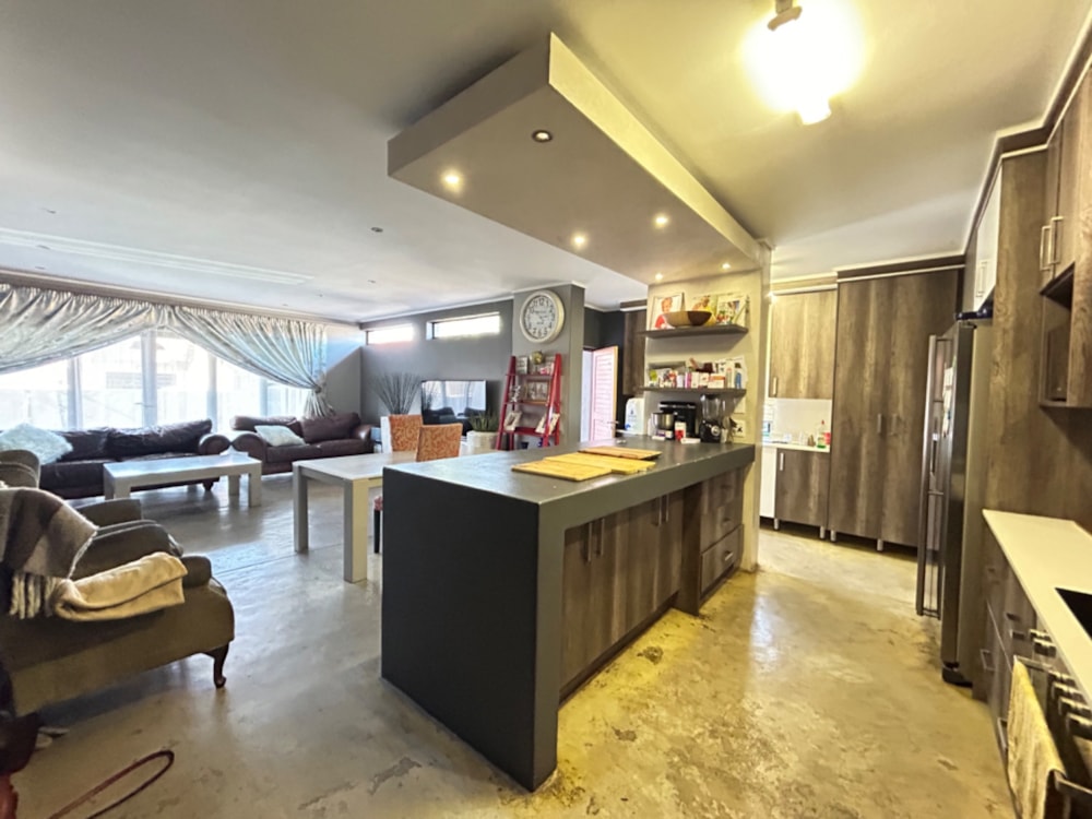 Townhouse for sale in Bendor Park - 1PS1642015 Townhouse for sale in Bendor Park - 1PS1642015