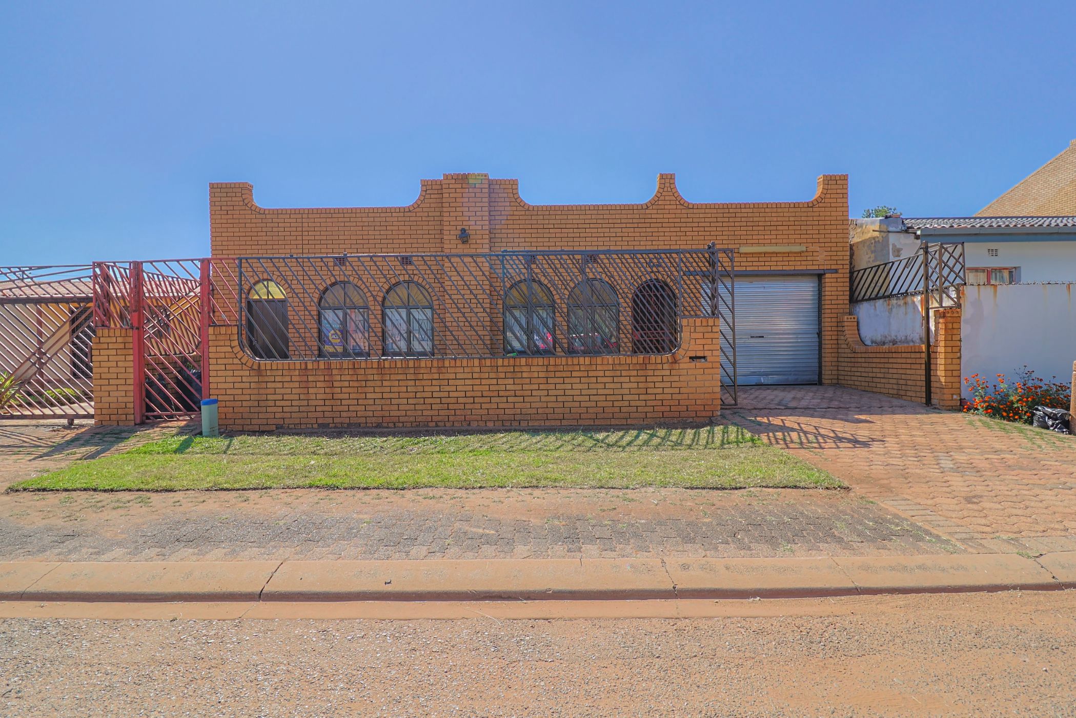 House sold in Lenasia - 1GV1656191