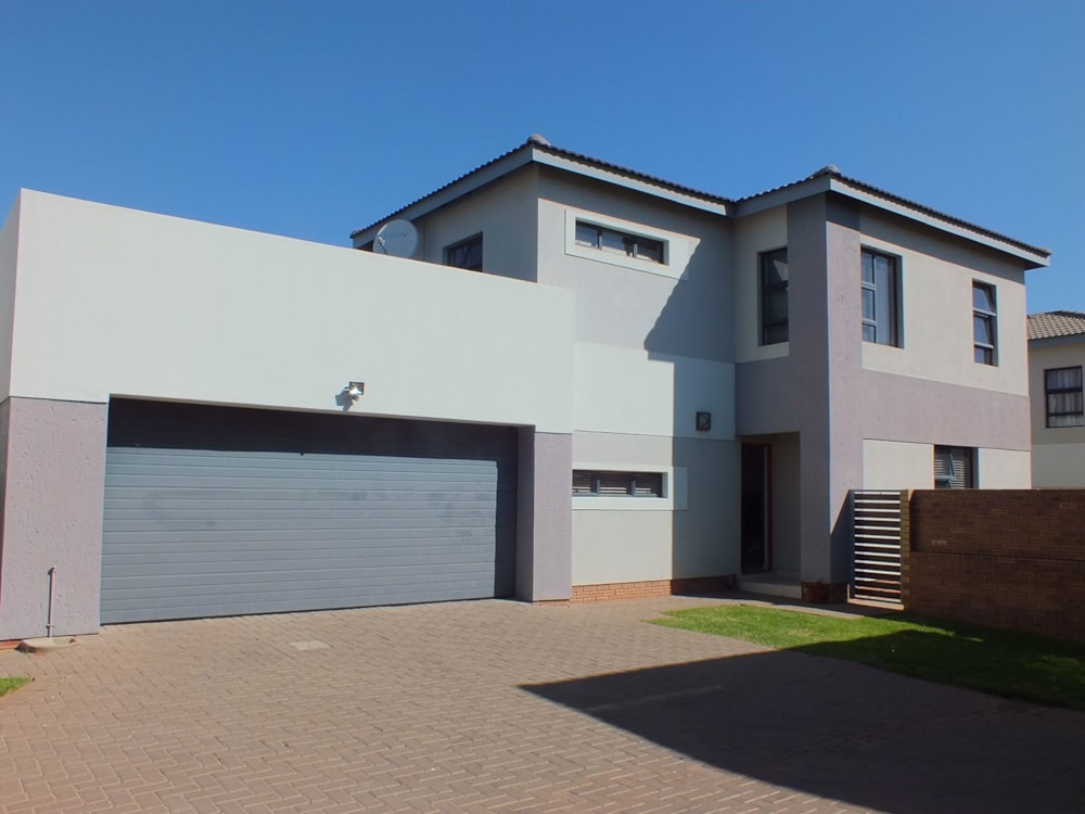 Security estate home for sale in Thatchfield - CN1656898