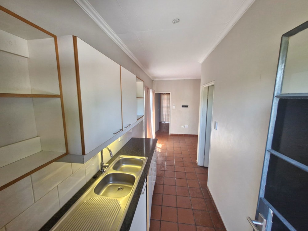 Bachelor apartment for sale in Rustenburg - 1RU1658473