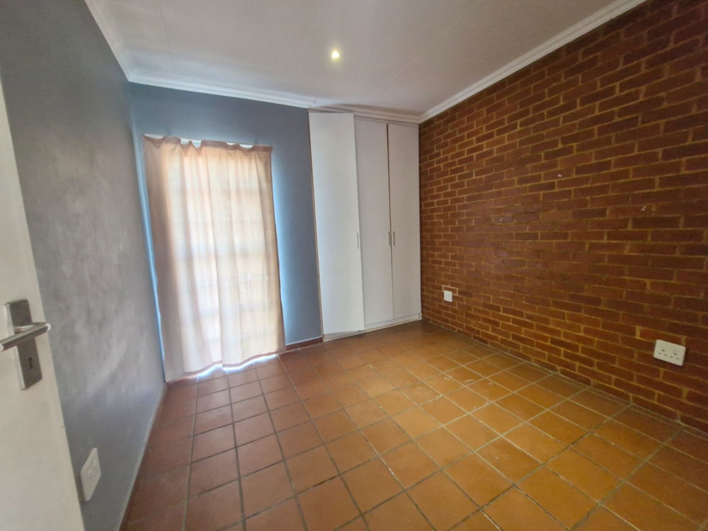 Bachelor apartment for sale in Rustenburg - 1RU1658473
