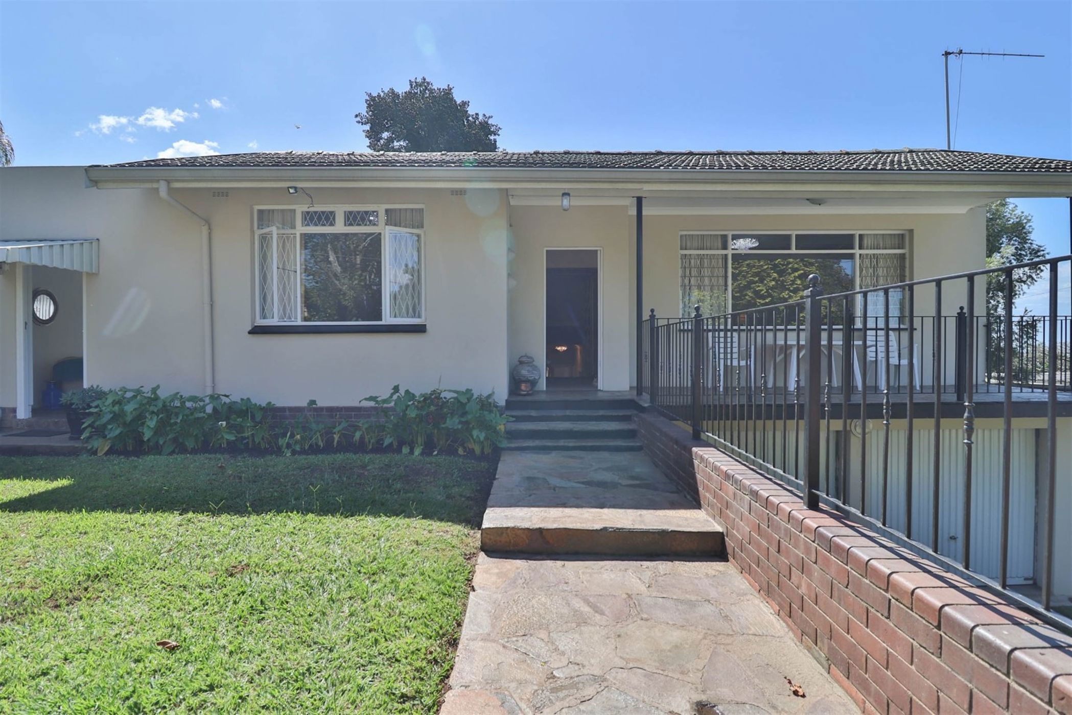 House for sale in Cowies Hill - 1WP1658641