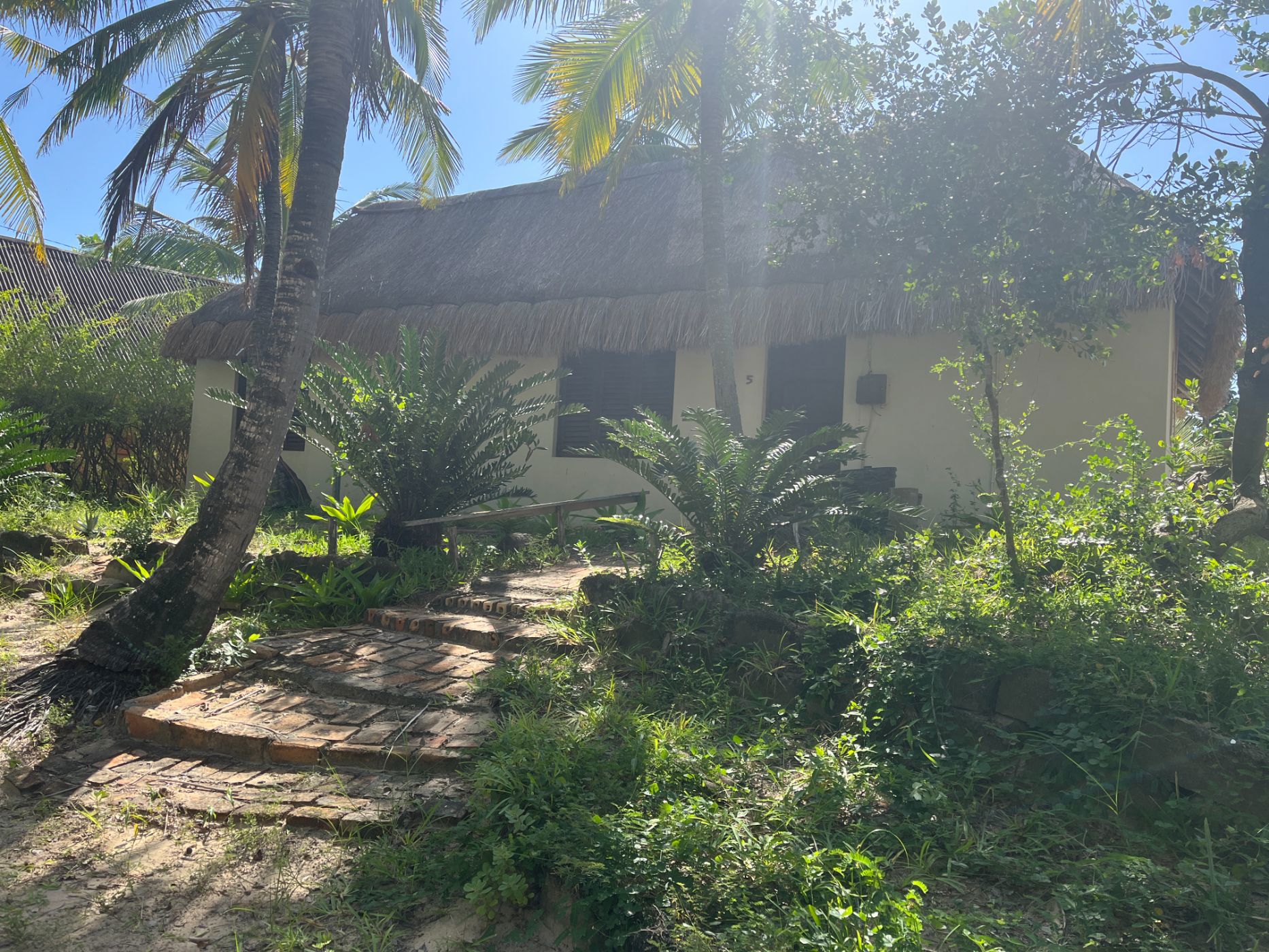 Beach bungalow for sale in Praia da Barra, Mozambique - 3MQ1659026
