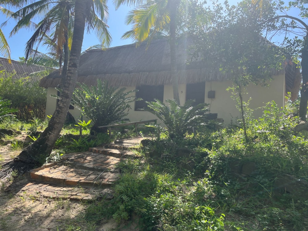 Beach bungalow for sale in Praia da Barra, Mozambique - 3MQ1659026