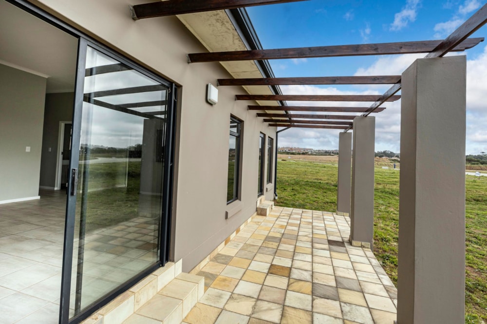 House for sale in Kidds Beach - 1ET1660042