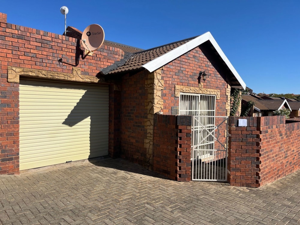 Townhouse for sale in Kiepersol, Bloemfontein - 1BX1662125 Townhouse for sale in Kiepersol, Bloemfontein - 1BX1662125