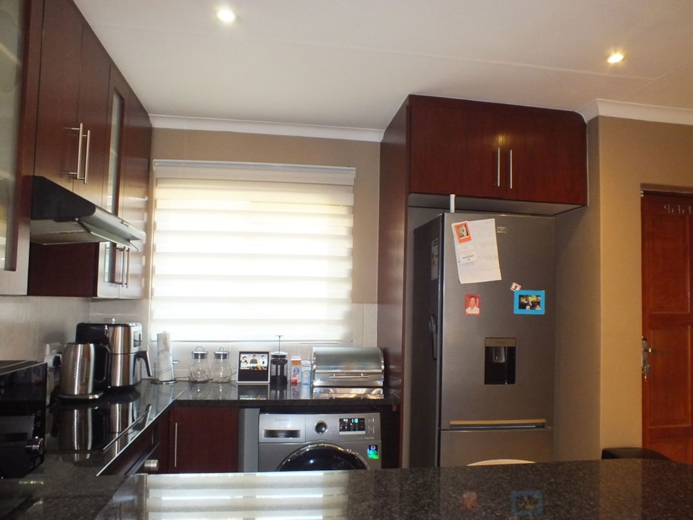 Security complex home for sale in Thatchfield Close - CN1661234